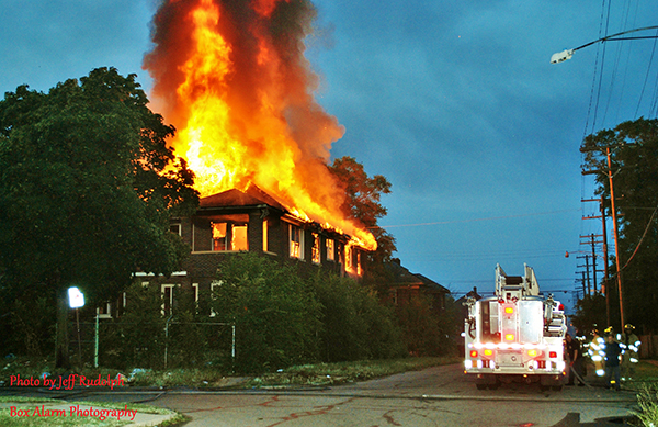 vacant building burns in Detroit
